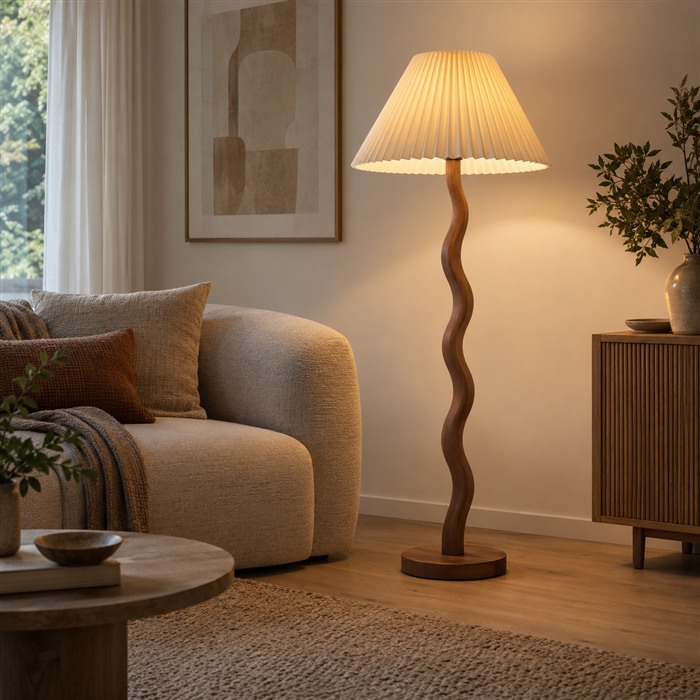 Designvloerlamp met een golvende houten staander en een crèmekleurige plissékap.